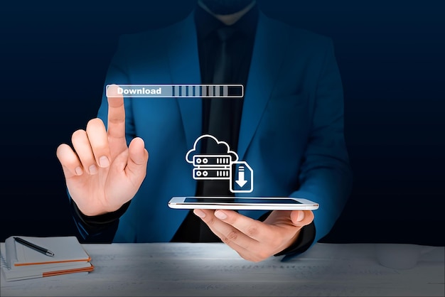 hombre descargando archivos de computadora o instalando software tecnología de almacenamiento en nube copia de seguridad de datos cibernética