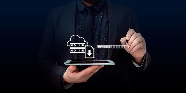 hombre descargando archivos de computadora o instalando software tecnología de almacenamiento en nube copia de seguridad de datos cibernética
