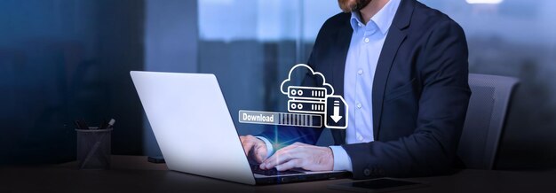 hombre descargando archivos de computadora o instalando software tecnología de almacenamiento en nube copia de seguridad de datos cibernética