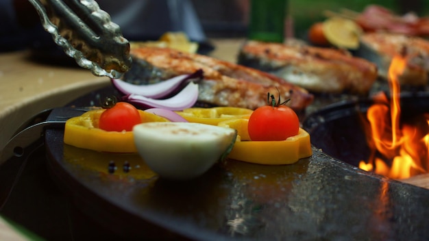 Hombre desconocido asando verduras fuera de las manos del chef hombre cocinando comida vegetariana