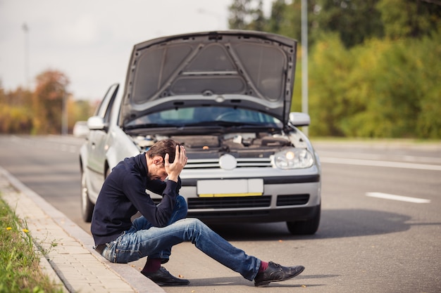 Hombre desesperado por la falla de su auto