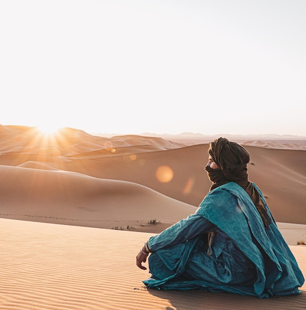 Foto hombre en el desierto