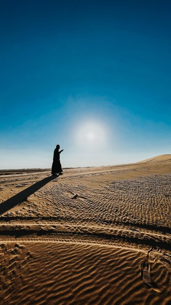 Foto hombre en el desierto