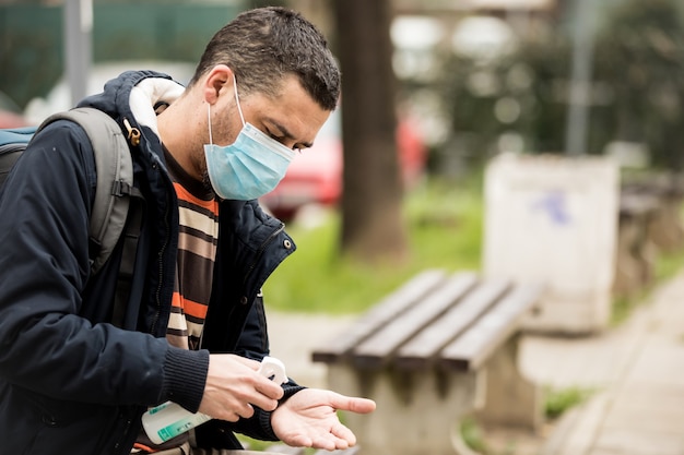 Hombre desinfectando sus manos por riesgo de coronavirus