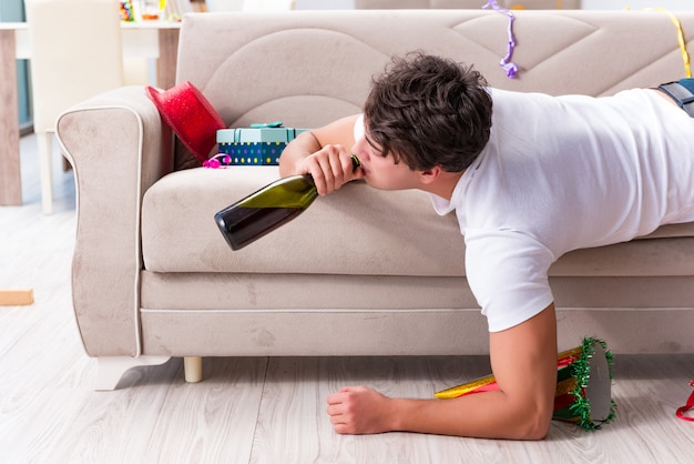 Hombre después de fiesta en casa