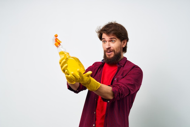 Hombre con detergente en guantes de goma profesional de servicio de manos