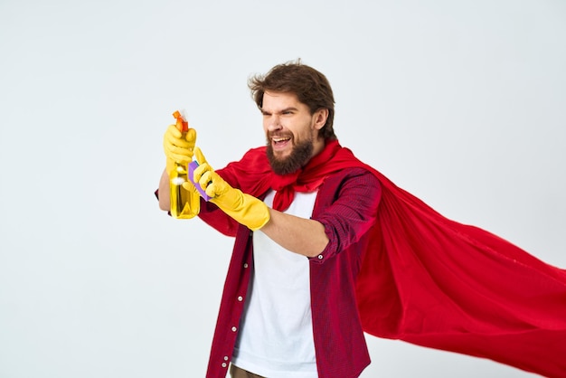 Hombre con detergente en manos trabajo de servicio profesional impermeable rojo