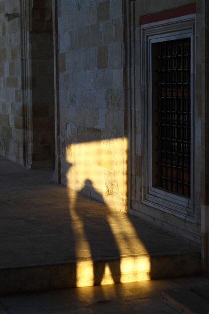 Hombre detrás de las sombras en la pared