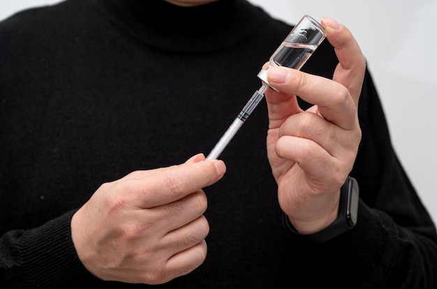 Hombre diabético inyectándose insulina