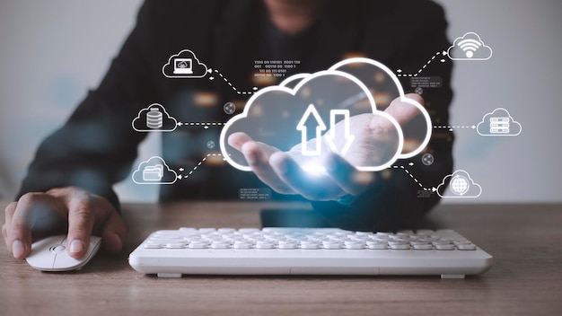 Hombre con diagrama de computación en la nube que se muestra a mano Tecnología en la nube Almacenamiento de datos Concepto de servicio de redes e Internet