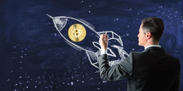 Hombre dibujando Bitcoin y cadena de ADN en una pizarra conceptualizando criptomoneda y genética oscura