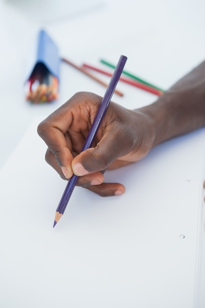 Hombre dibujando con lápices de colores