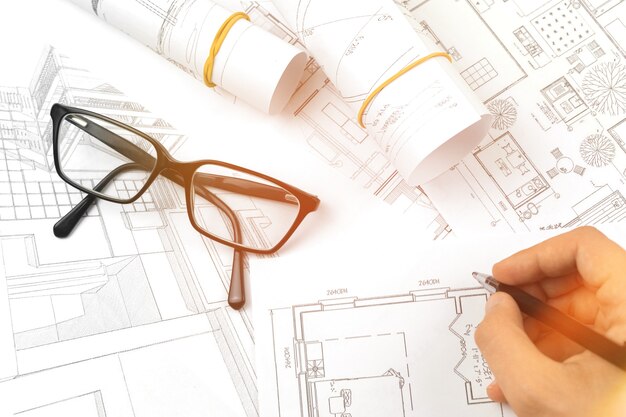 Hombre dibujando los planos, concepto de negocio de arquitectura e ingeniería, vista superior