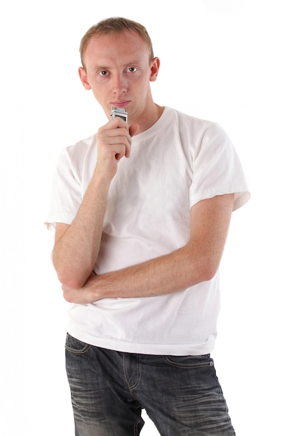 Un hombre con un dictáfono aislado en blanco. Serie