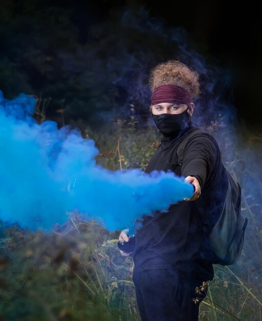 Foto hombre difundiendo humo azul