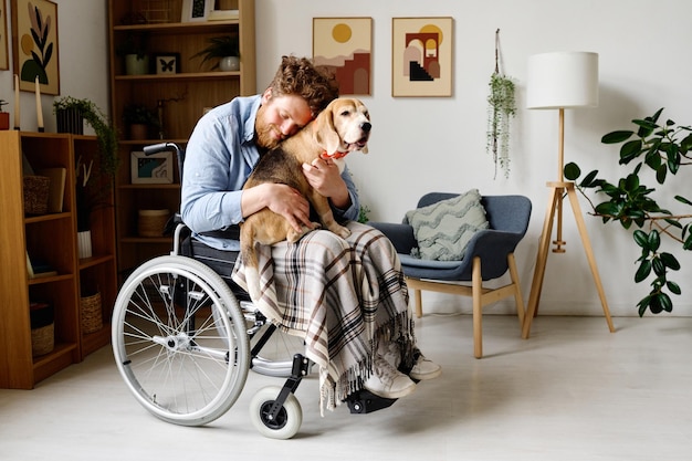 Hombre con discapacidad consolándose con perro