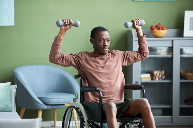 Hombre con discapacidad haciendo ejercicio