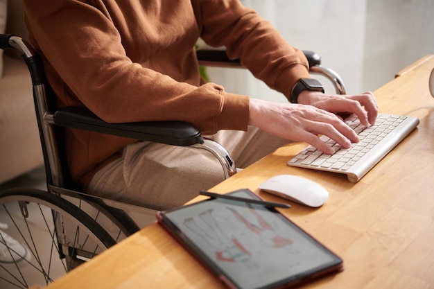 Hombre con discapacidad trabajando desde casa