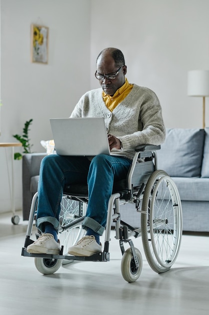 Hombre con discapacidad usando laptop