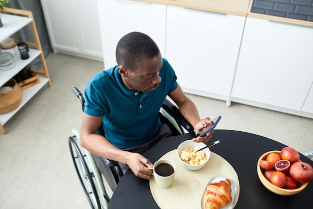 Hombre con discapacidad en la vista superior del desayuno