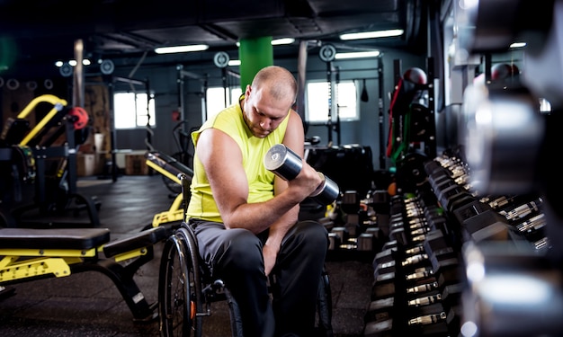 Hombre discapacitado entrenando en el gimnasio del centro de rehabilitación