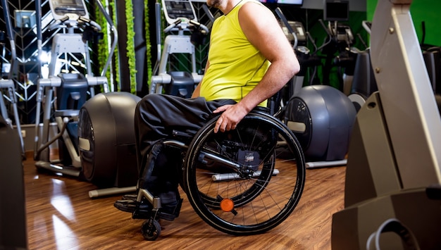 Hombre discapacitado entrenando en el gimnasio