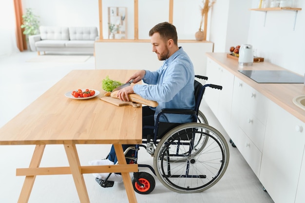 Hombre discapacitado entusiasta que tiene una gran mañana