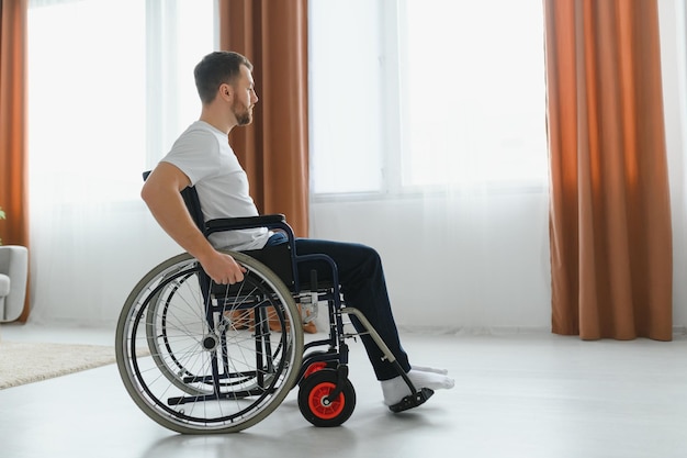 Hombre discapacitado entusiasta que tiene una gran mañana