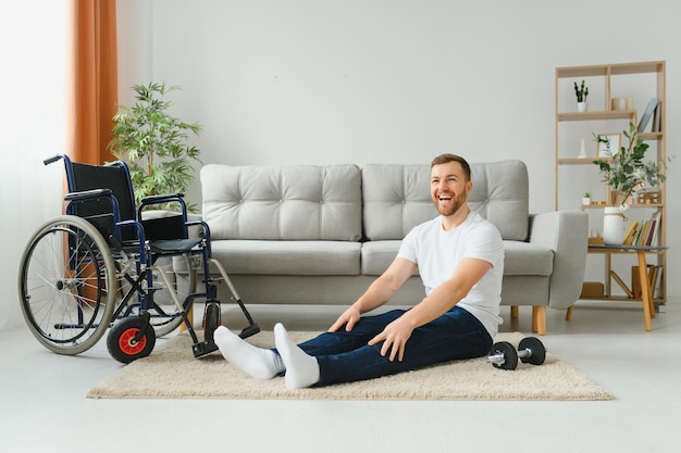 Hombre discapacitado recuperándose de una lesión en casa
