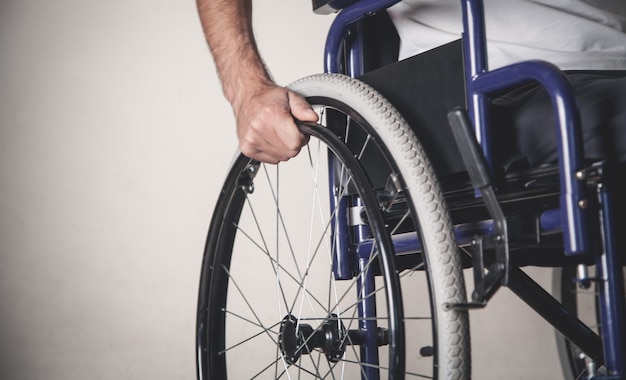 Hombre discapacitado en silla de ruedas en casa.