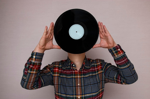 hombre con un disco de vinilo en lugar de una cabeza