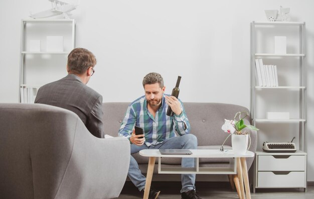 Hombre discutiendo sus problemas psicológicos con un psiquiatra durante una sesión de terapia trabajadora social