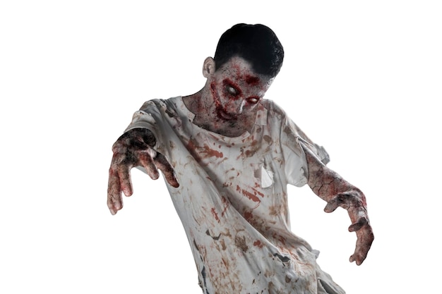 Hombre con disfraz de fantasma mientras está de pie contra un fondo blanco