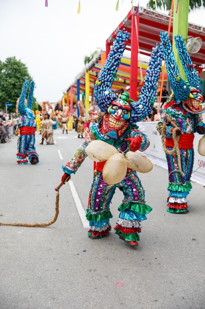 Un hombre con un disfraz y una máscara de carnaval.