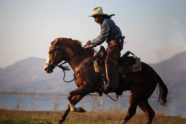 Hombre disfrazado montando a caballo contra el cielo