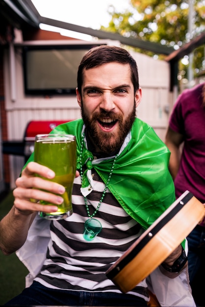 Foto hombre disfrazado con una pinta verde