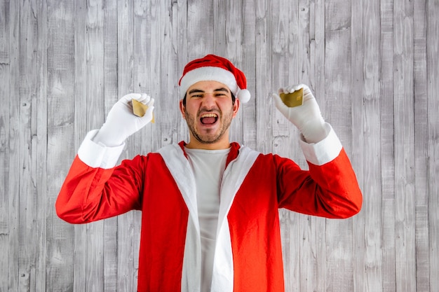 Hombre disfrazado de Santa Claus con dos tarjetas de crédito