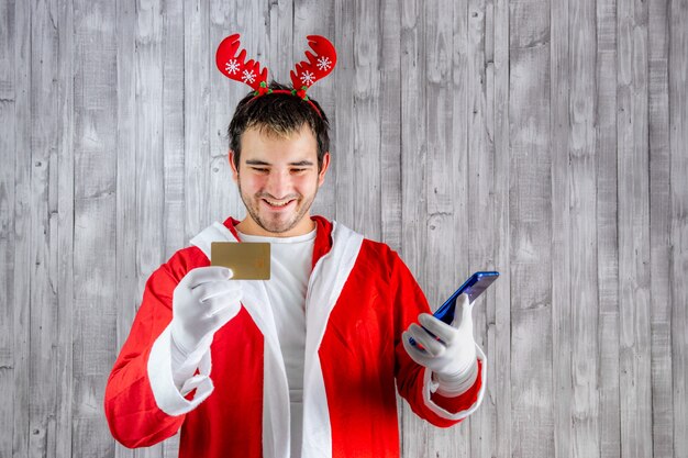 Hombre disfrazado de Santa Claus