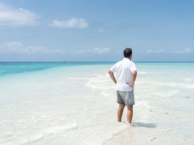 Un hombre disfruta de una hermosa playa tropical