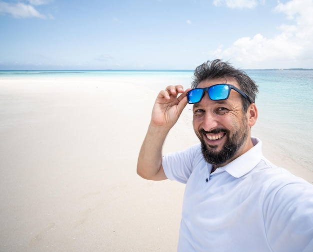 Un hombre disfruta de una hermosa playa tropical