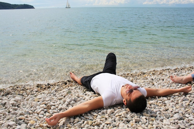 El hombre disfruta de la playa