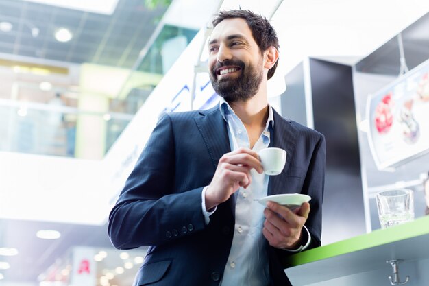 hombre disfrutando de café en café