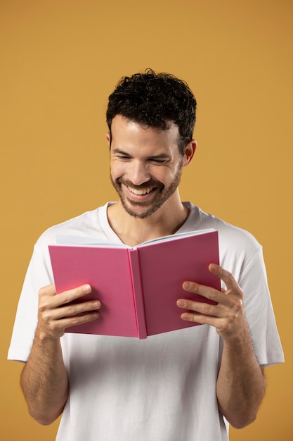 Foto hombre disfrutando leyendo un libro