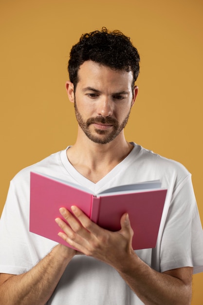 Foto hombre disfrutando leyendo un libro