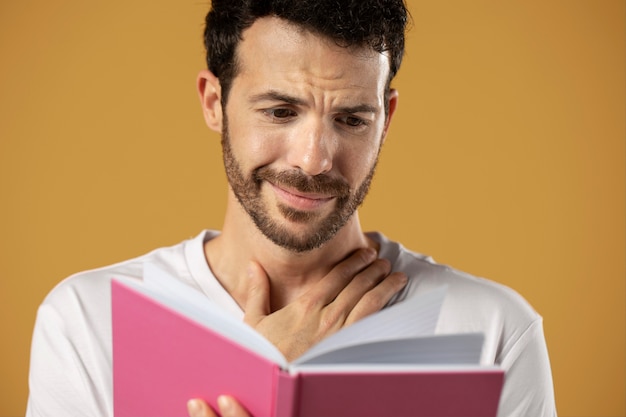 Foto hombre disfrutando leyendo un libro