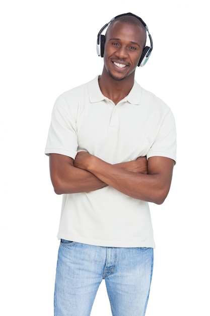 Hombre disfrutando de la música con auriculares