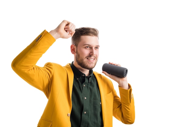 Hombre disfrutando de la música en boombox