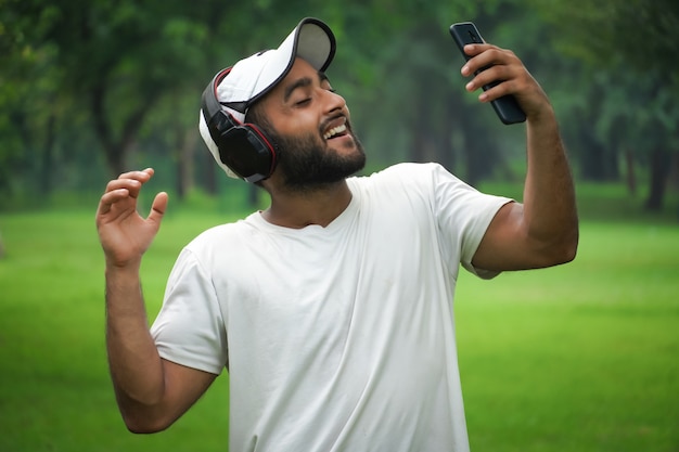 Hombre disfrutando de la música en el parque