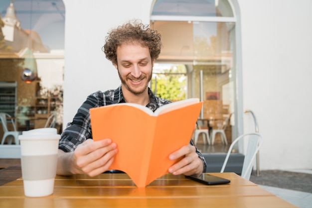 Hombre disfrutando el tiempo libre y leyendo un libro