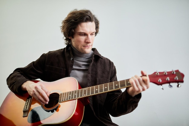 Hombre disfrutando de tocar la guitarra